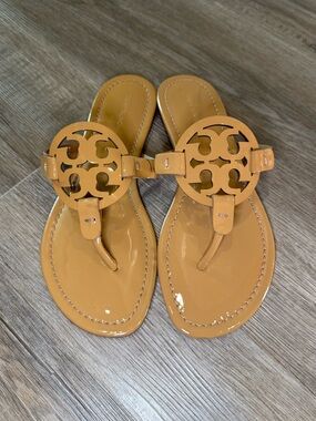 Tory Burch Miller Patent Leather Logo Sandals in Tan